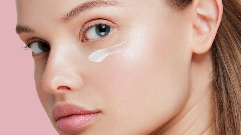 Sau peel, da rất nhạy cảm nên cần được chăm sóc kỹ lưỡng. Tránh tiếp xúc trực tiếp với ánh nắng và luôn dùng kem chống nắng có chỉ số cao.    