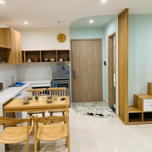 Trước khi bị thu hút bởi nội thất hay màu sơn, hãy hít một hơi thật sâu để cảm nhận không khí trong nhà. 