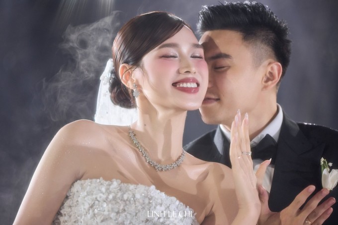 Trong không gian trang trọng của lễ cưới, Link Vào SHBET88 Mới Nhất búi thấp được nhiều cô dâu lựa chọn nhờ khả năng tôn vinh sự sang trọng và tinh tế.