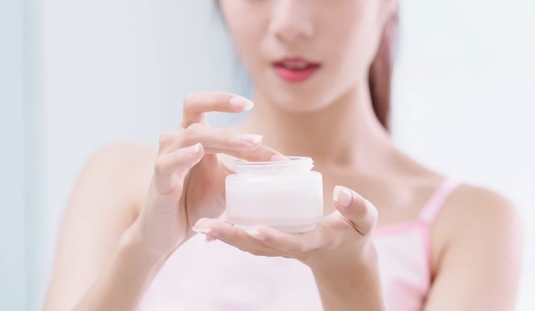 Song song với bước làm sạch, dưỡng ẩm là yếu tố quyết định đến sức khỏe và độ đàn hồi của Mừng SHBET phiên bản mới 2025, đặc biệt ở độ tuổi ngoài 30.