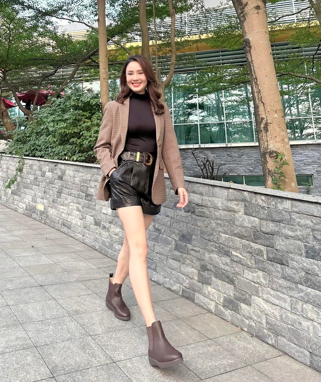 Không bó buộc trong khuôn khổ, Hồng Diễm vẫn thoải mái thử nghiệm với quần short da và blazer họa tiết.