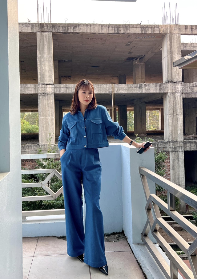 Tông xanh denim cũng là một trong những điểm nhấn đặc trưng trong style của cô.