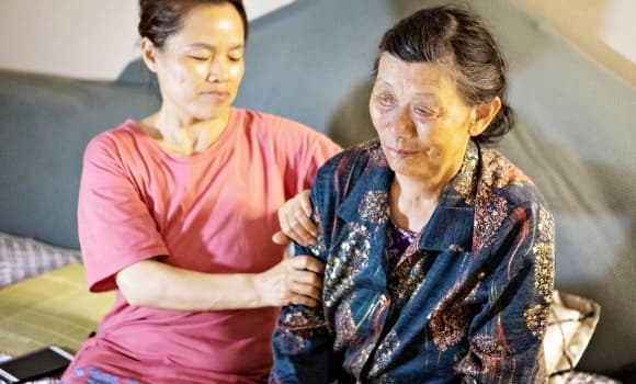 Ban đầu, người mẹ cảm thấy hạnh phúc khi có con bên cạnh, nhưng theo thời gian, bà nhận ra mình đang tiêu hao cả về vật chất lẫn tinh thần. 