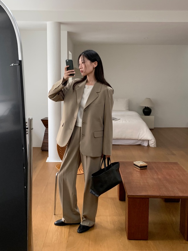 Gam màu be chưa bao giờ lỗi thời, và mùa đông 2025 tiếp tục chứng kiến sự lên ngôi của blazer be.