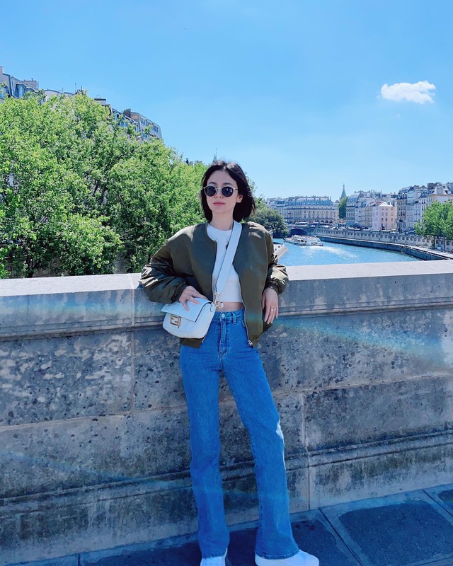 Quần jeans ống đứng chính là minh chứng rằng phong cách không phụ thuộc vào tuổi tác, mà nằm ở cách lựa chọn và phối hợp
