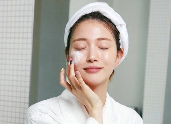 Tia UV chính là “thủ phạm thầm lặng” khiến da nhanh lão hoá, hình thành nếp nhăn và nám sạm theo thời gian.