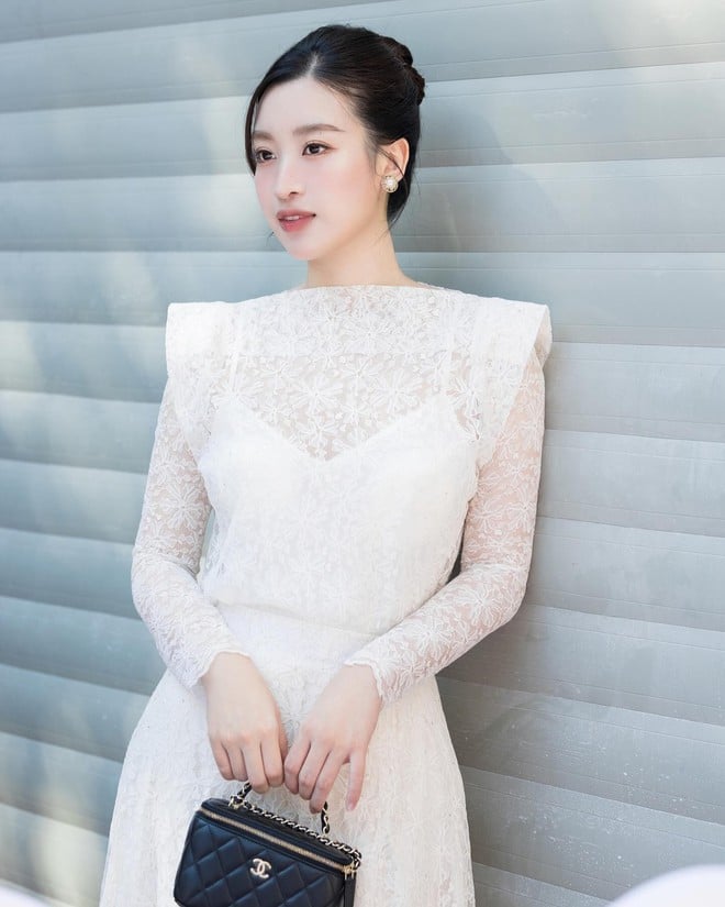 Chỉ cần một đôi khuyên tai nhỏ hay chiếc mũ xinh là đủ để tôn lên nét sang chảnh mà không mất đi sự hài hòa.