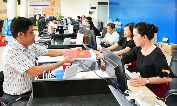 Hiện nay, người dân có thể tra cứu và thực hiện nhiều thủ tục hành chính ngay trên ứng dụng VNeID, thay vì phải sử dụng hồ sơ giấy hoặc đến trực tiếp cơ quan chức năng.    