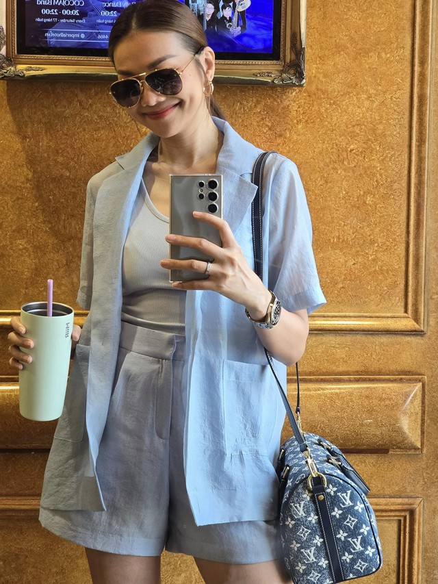 Áo tank top trắng bên trong cân bằng tổng thể, khiến outfit trông nhẹ nhàng và trẻ trung hơn. 