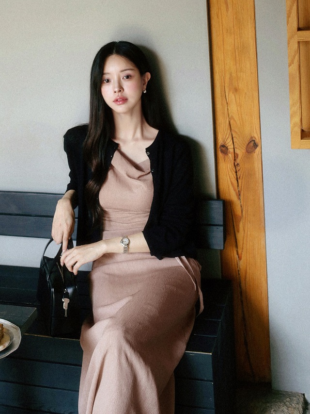 Chiếc váy lụa màu nâu phối với cardigan đen mảnh là lựa chọn hoàn hảo cho những ai yêu phong cách tinh tế