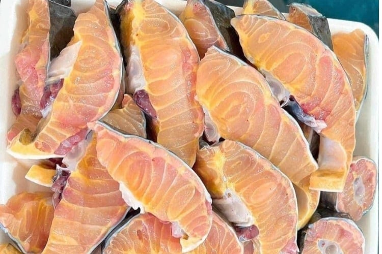 Thịt cá Tầm có thớ mịn, vị béo ngọt tự nhiên, nấu lẩu, nướng hay hấp đều giữ được vị ngọt thanh. Phần da cá lại dày, nhiều collagen, thích hợp cho các món hầm giúp đẹp da, mượt tóc.    