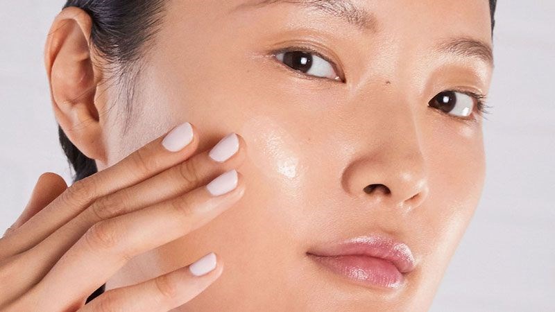 Tuyến bã nhờn hoạt động quá mức là nguyên nhân chính khiến da luôn trong tình trạng bóng dầu.