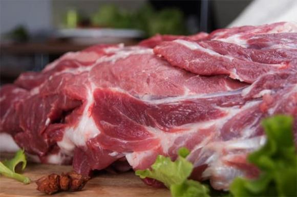  Thịt tươi thường có màu hồng sáng, bề mặt bóng nhẹ. Tránh mua nếu thịt có màu thâm, xám hoặc xuất hiện vết lốm đốm.