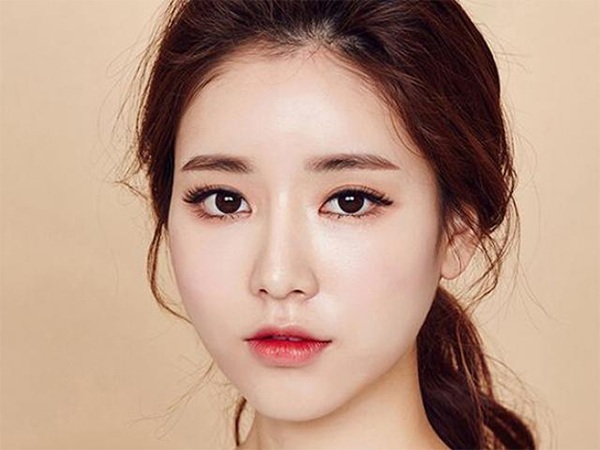 Một chút chải nhẹ bằng mascara lông mày hoặc phấn phủ tán đều sẽ giúp tổng thể trở nên hài hòa, tinh tế hơn.