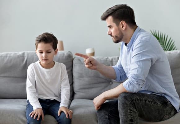 Nhiều ông bố nghĩ rằng đây chỉ là lời trách nhẹ để con cố gắng hơn, nhưng với trẻ nhỏ, đó lại là một “vết cắt” trong lòng. 