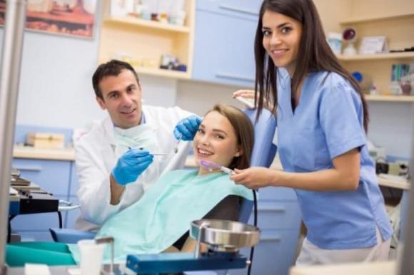 Với nụ cười dịu dàng và giọng nói nhẹ nhàng, trợ lý nha sĩ luôn tạo cảm giác thân thiện, ấm áp cho người xung quanh.
