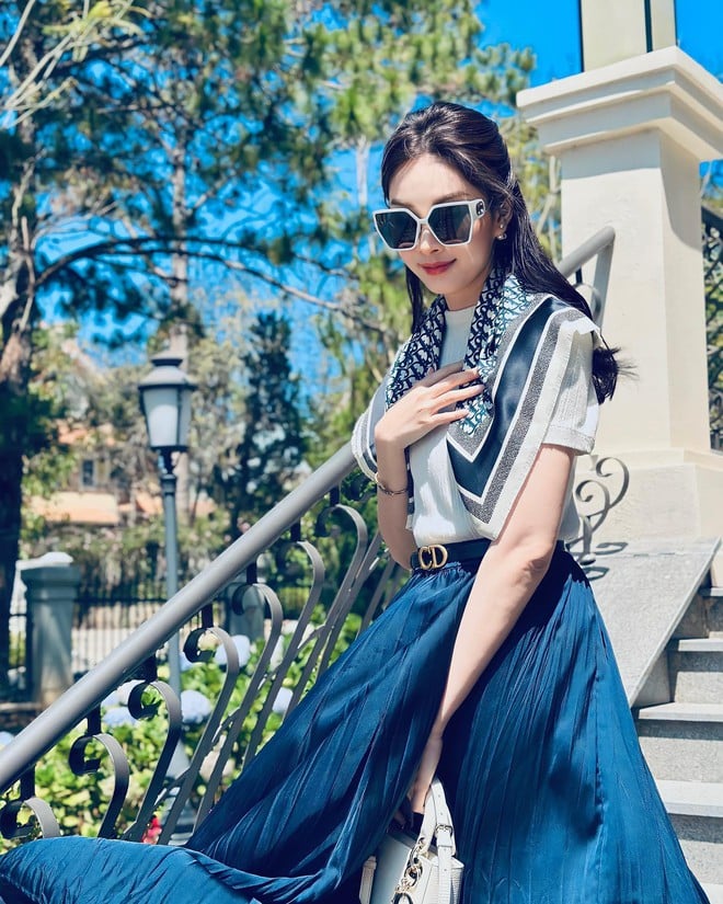 Nếu chân váy bút chì tượng trưng cho sự quyến rũ, thì chân váy chữ A lại mang đến cảm giác mềm mại và thanh thoát hơn. 