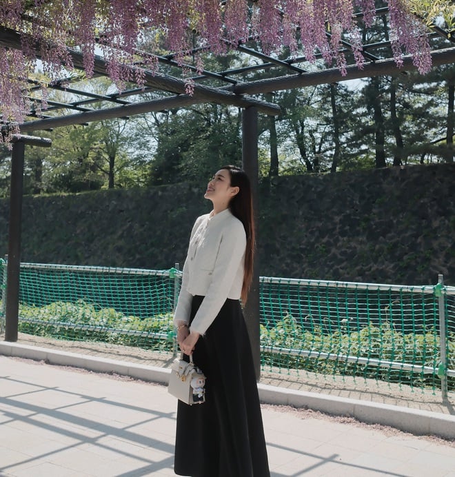 Trong mọi tủ đồ, dù theo đuổi phong cách nào, chân váy đen luôn là món đồ “an toàn” nhưng chưa bao giờ nhàm chán. 