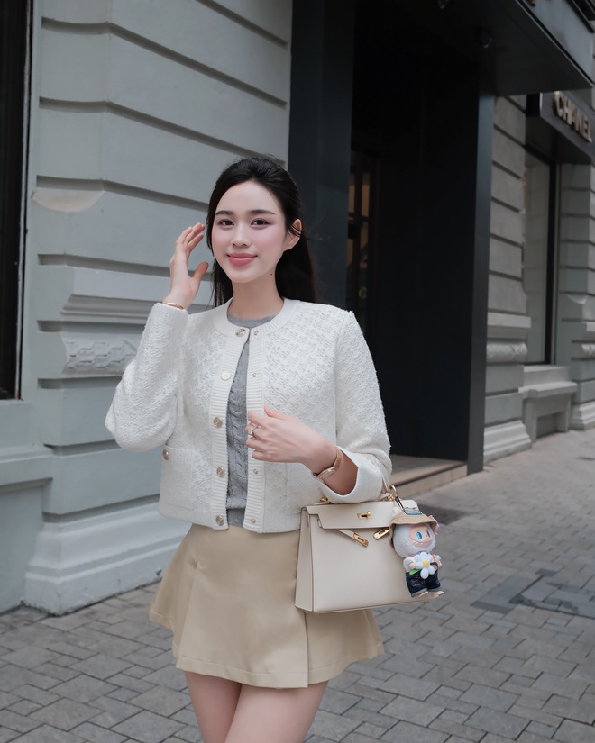  Các nàng dâu hào môn thường ưu ái các gam màu trung tính như trắng, kem, be hoặc pastel để giữ được vẻ nhẹ nhàng, tinh khôi.