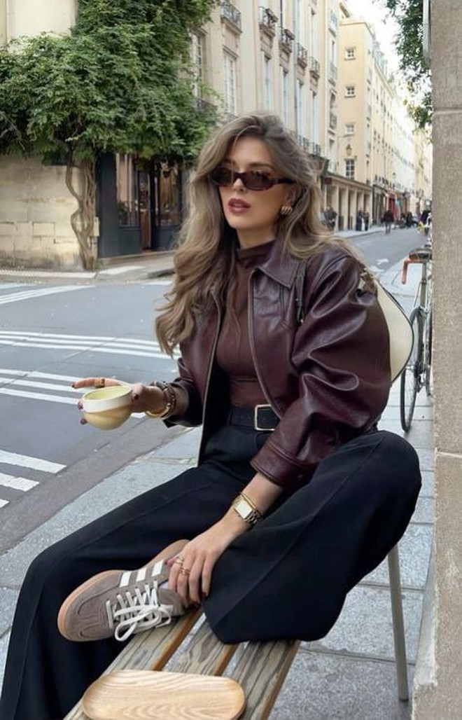Nếu blazer là biểu tượng của sự thanh lịch, trench coat tượng trưng cho nét cổ điển thì áo da lại là tuyên ngôn của sự tự tin và cá tính.