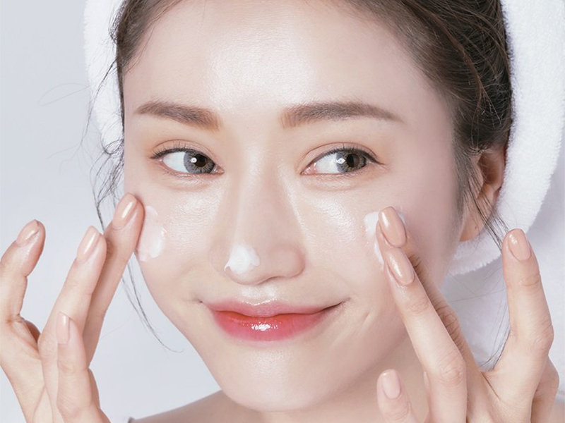 Ngay sau khi rửa mặt, rửa tay hay tắm, da mất đi lớp dầu tự nhiên nên dễ khô căng.