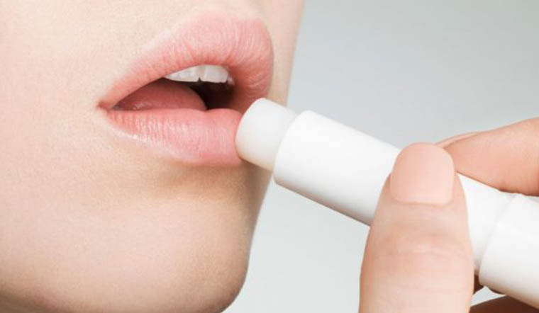 Việc liếm môi thường xuyên còn khiến vùng môi dễ thâm và viêm nhẹ – đặc biệt vào mùa lạnh khi da vốn đã yếu.