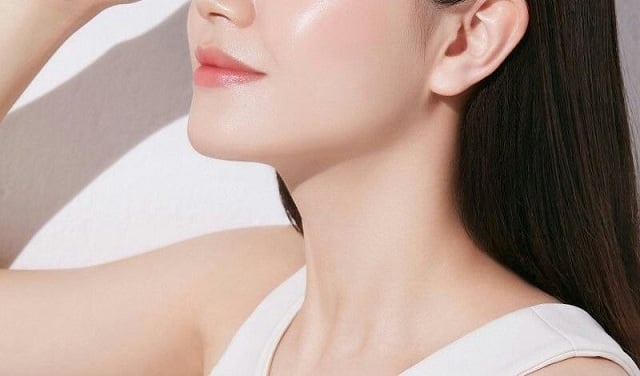 Việc thoa kem chống nắng mỗi sáng, dù không ra ngoài nhiều, là thói quen cần thiết để ngăn tình trạng sạm nám
