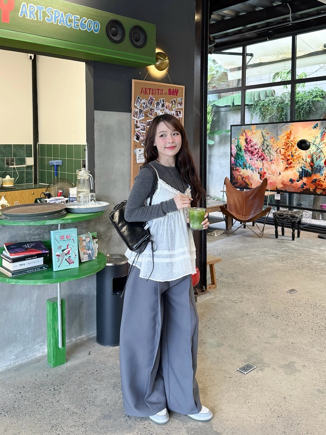 Cô thường chọn những món đồ cơ bản nhưng dễ “ăn gian” tuổi như quần jeans dáng trẻ, áo babydoll, hay cardigan dáng ngắn. 