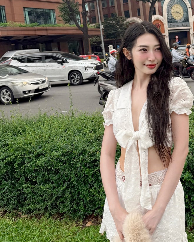 Khổng Tú Quỳnh vẫn trung thành với hình ảnh ngọt ngào, nhưng đã thêm phần trưởng thành và cuốn hút.