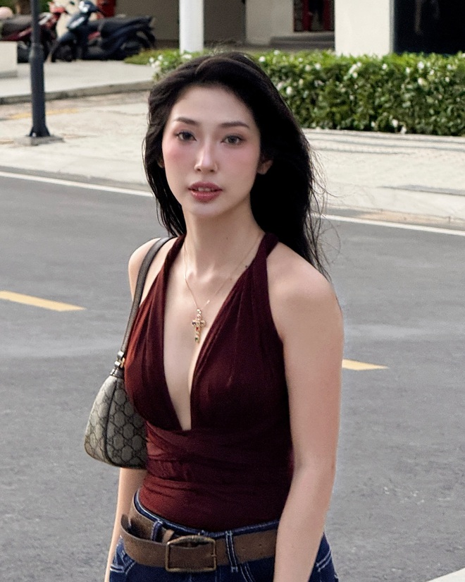 Cô thường lựa chọn những thiết kế tôn dáng như áo corset, crop top hay áo quây, kết hợp cùng chân váy dài hoặc quần ống suông
