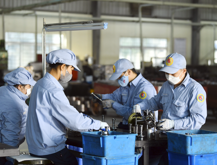 Trong trường hợp nộp thông qua doanh nghiệp, tổ chức hoặc cá nhân đưa đi, đơn vị này lập danh sách người lao động kèm hồ sơ và gửi đến Quỹ theo mẫu quy định.    