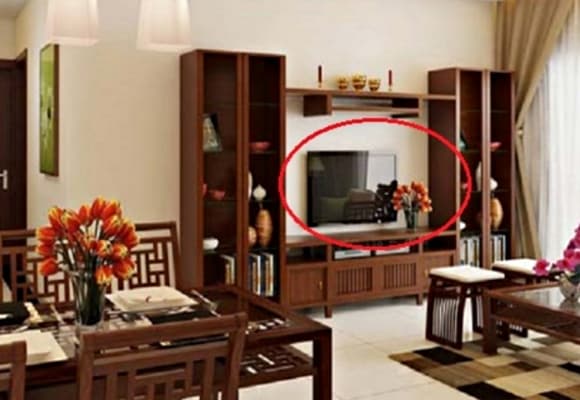 Tivi và các thiết bị điện tử phát ra âm thanh, hình ảnh sôi động, hoàn toàn không phù hợp với không gian cần sự yên tĩnh và trang nghiêm như bàn thờ.    