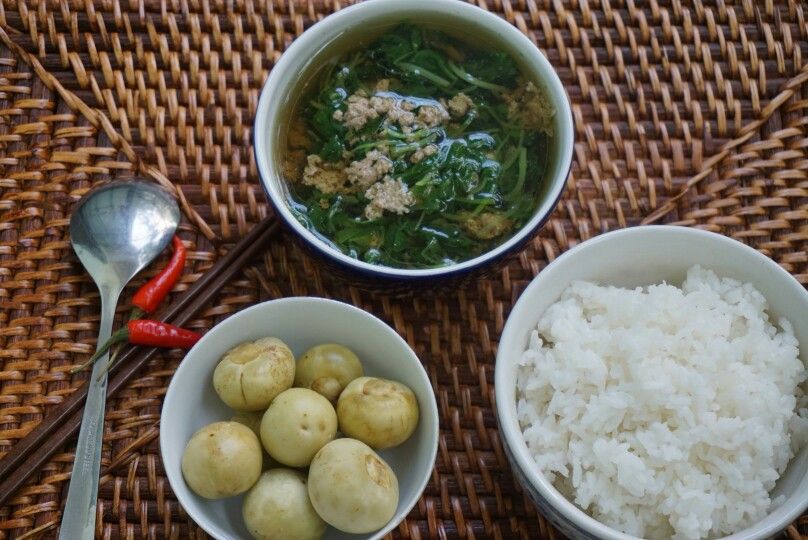 Cơm ăn cùng với canh rất phổ biến trong bữa cơm truyền thống tại Việt Nam