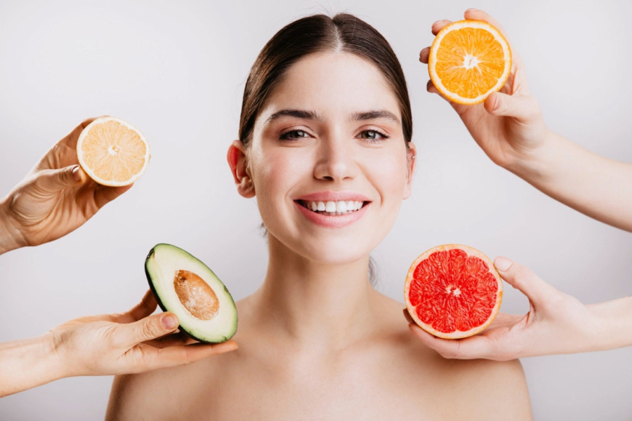 Trái cây là “kho báu” tự nhiên chứa nhiều vitamin, đặc biệt là vitamin C – thành phần thiết yếu giúp kích thích sản sinh collagen