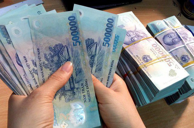 Hợp đồng với doanh nghiệp hoạt động dịch vụ đưa người lao động đi làm việc ở nước ngoài hoặc tổ chức sự nghiệp được phép đưa người lao động đi làm việc ở nước ngoài.    