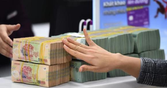 Thị trường tiền gửi đang ghi nhận làn sóng điều chỉnh lãi suất theo hướng tăng tại nhiều ngân hàng thương mại, với mức cộng thêm dao động từ 0,1 đến 0,65 điểm phần trăm mỗi năm.    