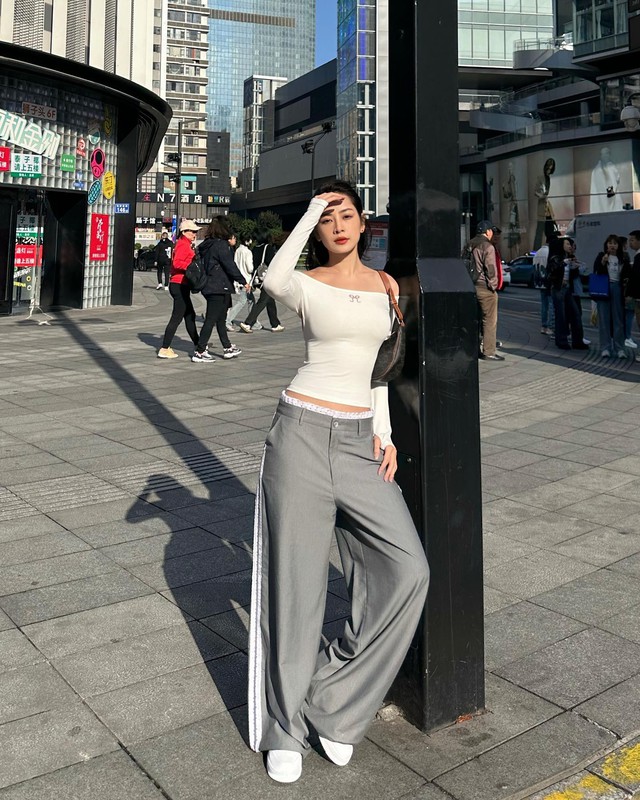 Đôi sneaker trắng mang đến nét trẻ trung, khiến bộ Shbet999 com đăng nhập trở nên gần gũi và dễ diện hơn.
