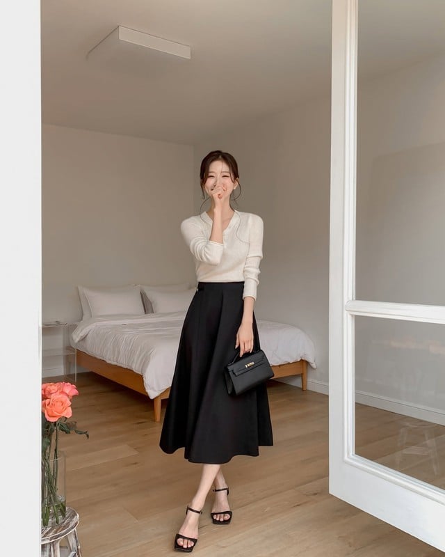 Những cô nàng yêu phong cách nữ tính có thể chọn áo len mỏng phối cùng chân váy chữ A