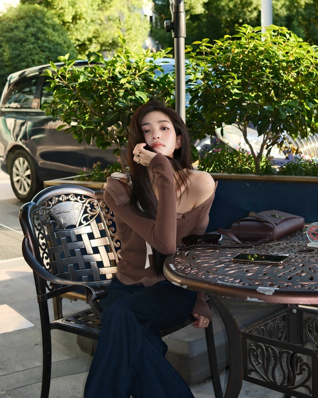 Khi phối áo trễ vai cùng quần ống rộng, bạn sẽ có một set đồ thời thượng, hiện đại và đầy cuốn hút