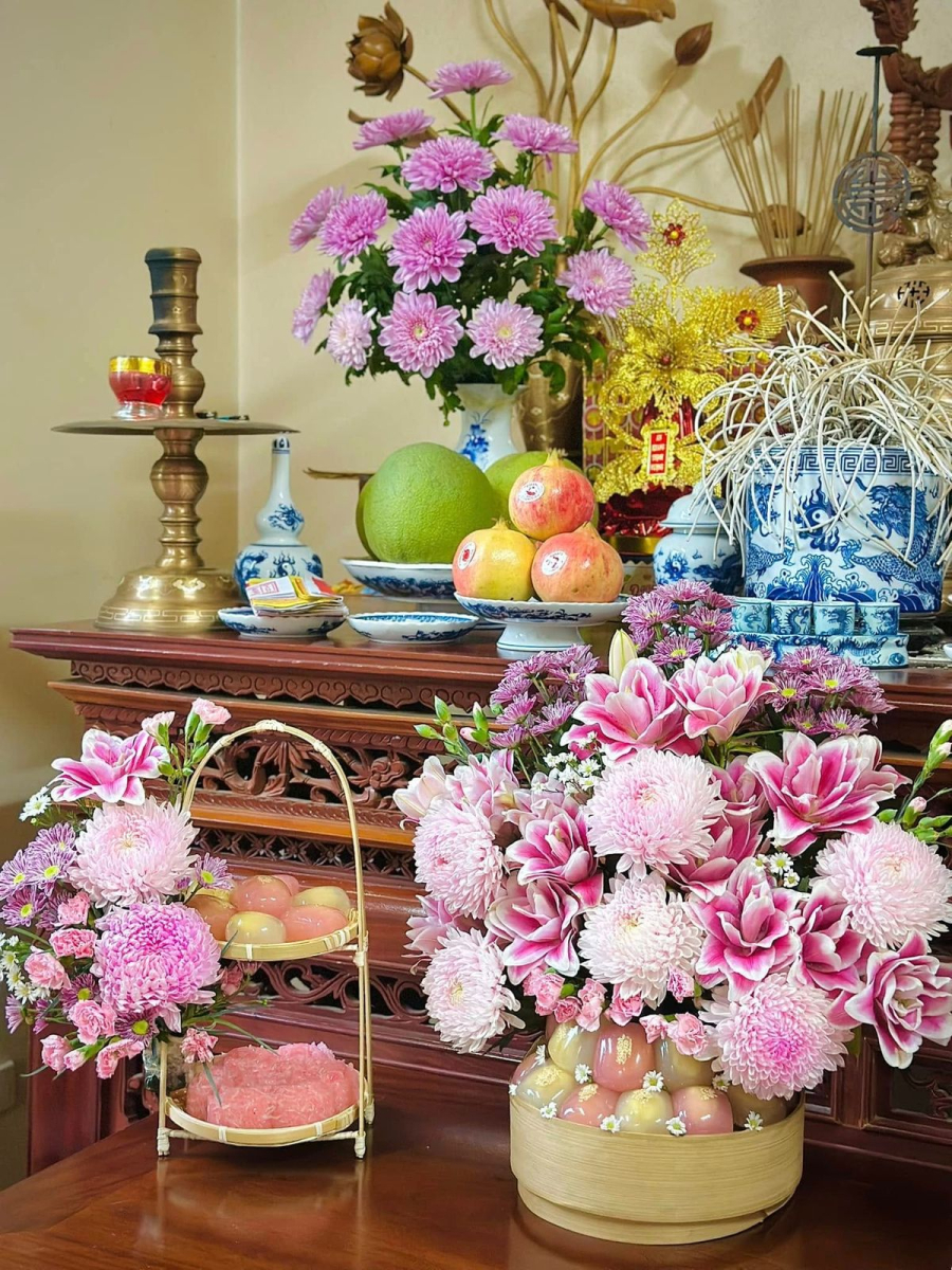 Ban thờ sạch sẽ thơm hương trầm thể hiện sự tôn kính tổ tiên, gia đạo biết lễ nghĩa