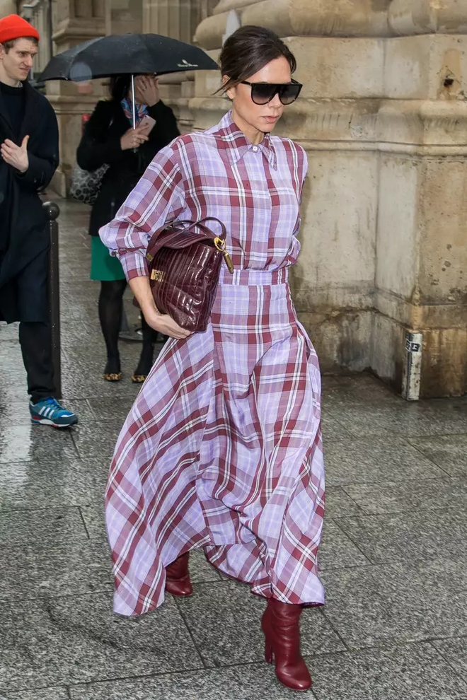 Cô khéo léo đưa các tông màu sáng vào outfit một cách tinh tế, vừa giúp hình ảnh thêm sinh động vừa không phá vỡ nét thanh lịch đặc trưng.