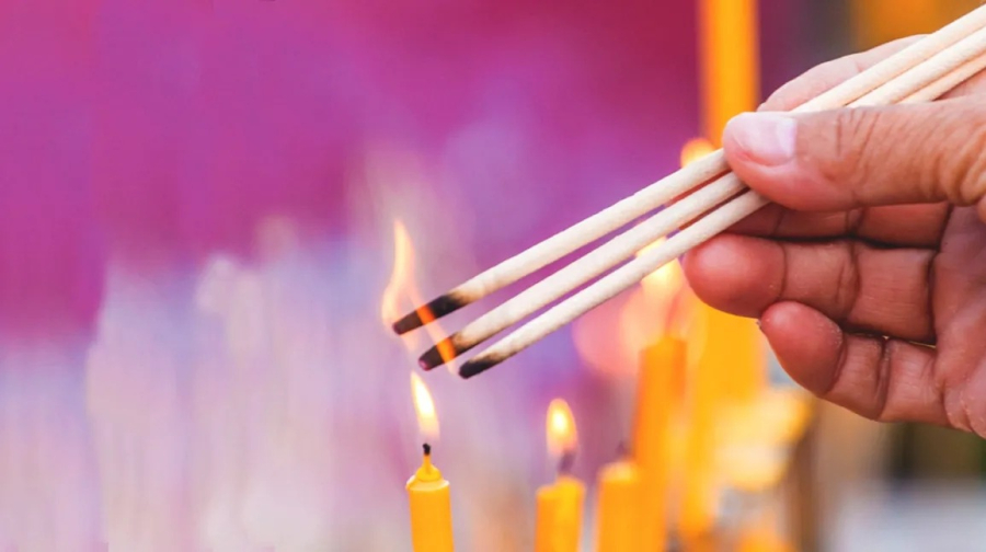 Nghi lễ thắp hương không chỉ là cắm nén hương lên bàn thờ rồi bỏ đi. Điều quan trọng nhất là tấm lòng và lời khấn.