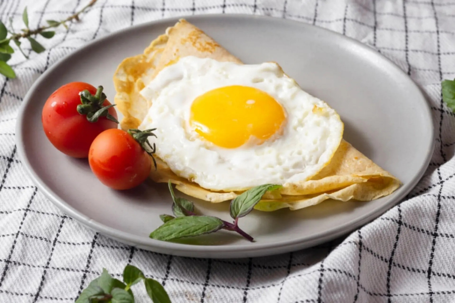 Trứng ốp bị cho là khó tiêu hơn. Ảnh minh họa