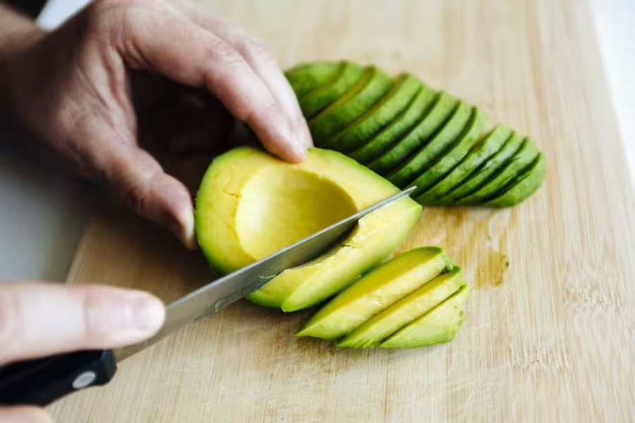 Chanh tiết ra axit citric và các hợp chất kháng khuẩn tự nhiên, có tác dụng làm chậm quá trình oxy hóa. Ảnh minh họa