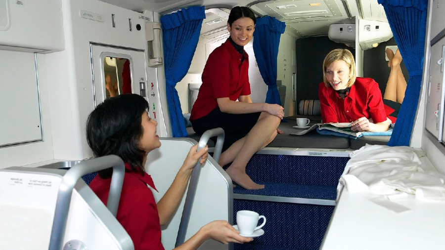 Các tiếp viên hàng không và phi công có những quy định giao tiếp đặc biệt trên máy bay. 