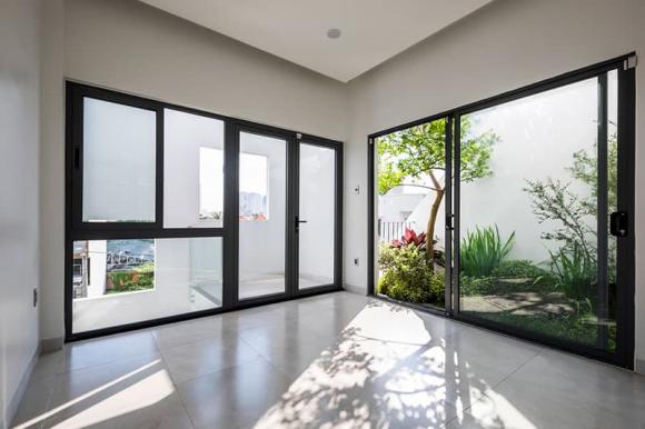 Trong kiến trúc phương Đông, lối vào hay sảnh đệm không chỉ là nơi để giày dép mà còn là vùng “chuyển tiếp năng lượng”, giúp tách bụi bẩn, tiếng ồn và năng lượng bên ngoài trước khi bước vào không gian sống.    