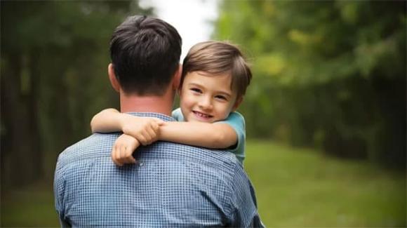 Một cư dân mạng từng kể lại, hồi nhỏ anh từng cảm thấy bố mình thật “vô trách nhiệm”. 