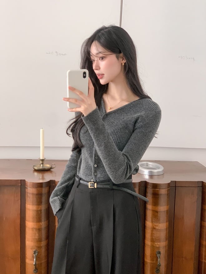 Áo len cổ tim hoặc cổ tròn màu xám nhạt khi đi cùng quần đen, nâu hoặc xám đậm sẽ giúp tổng thể hài hòa
