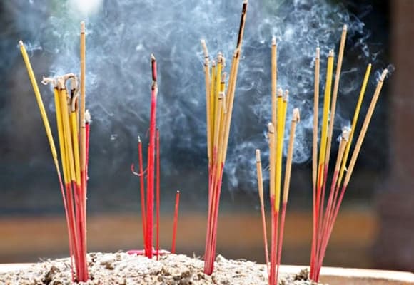 Những loại hương có mùi nồng, khói dày đặc và màu sắc sặc sỡ thường là hương tẩm hóa chất công nghiệp, chứa nhiều chất độc hại.