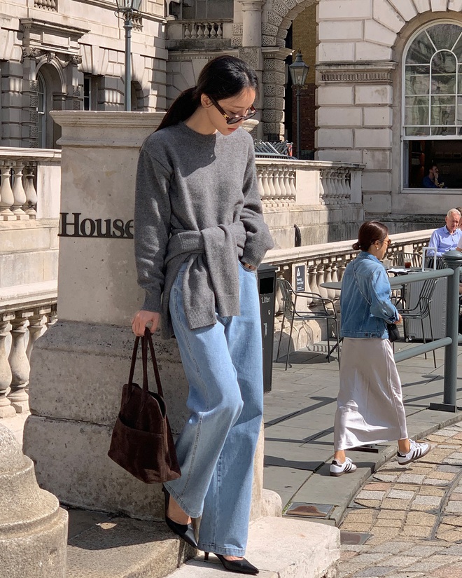 Một chiếc áo len phom rộng mix cùng quần jeans ống suông hay ống rộng mang đến vẻ phóng khoáng, tự nhiên mà vẫn đủ tinh tế.